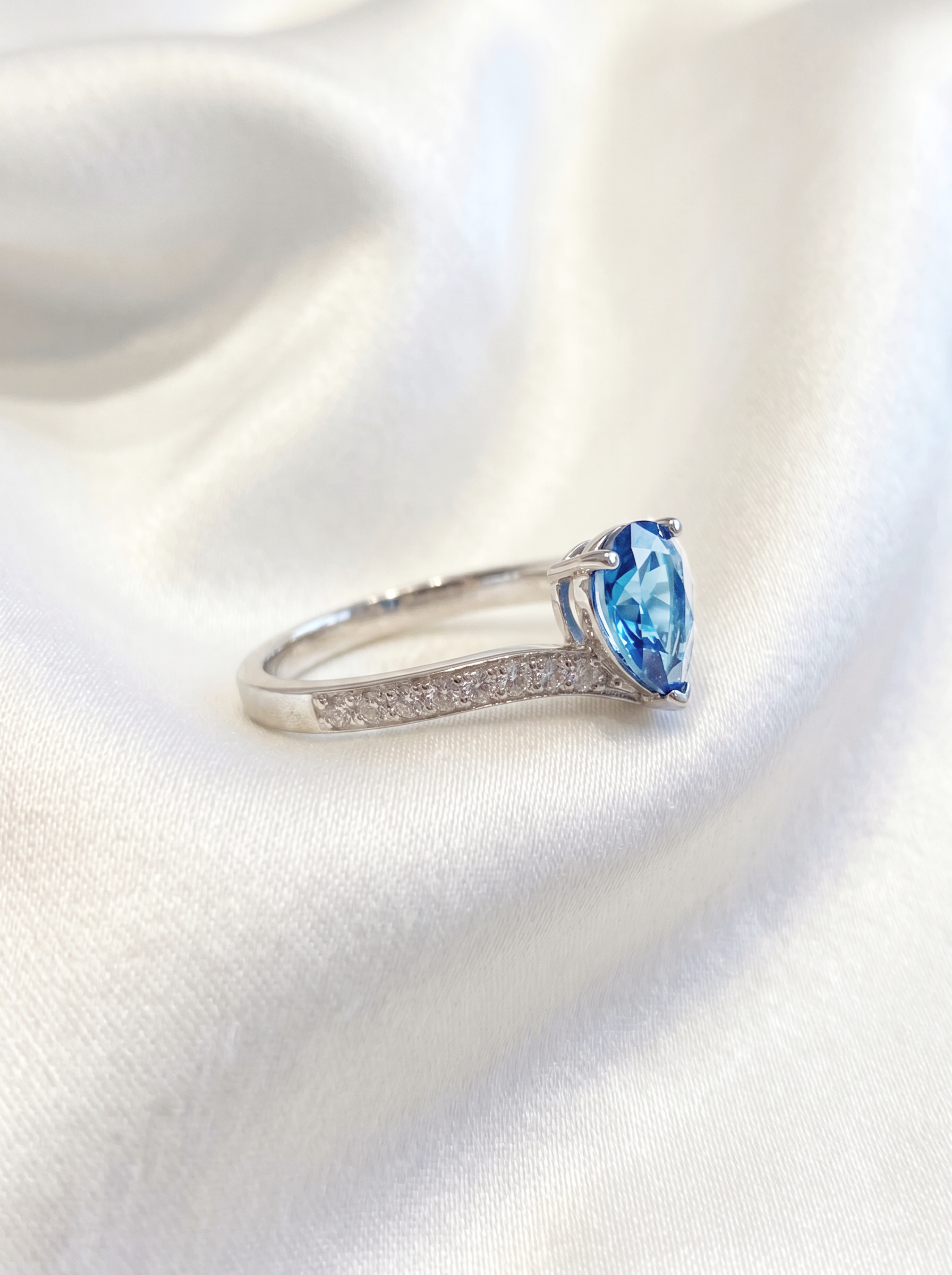18k White Gold Sapphire Curve Ring
