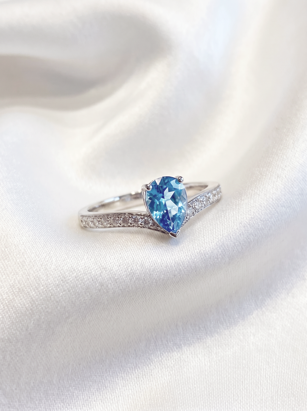 18k White Gold Sapphire Curve Ring