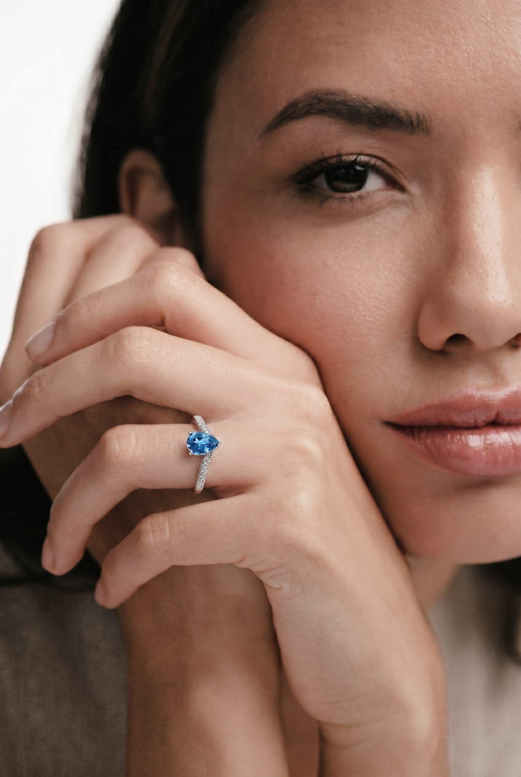 18k White Gold Sapphire Curve Ring