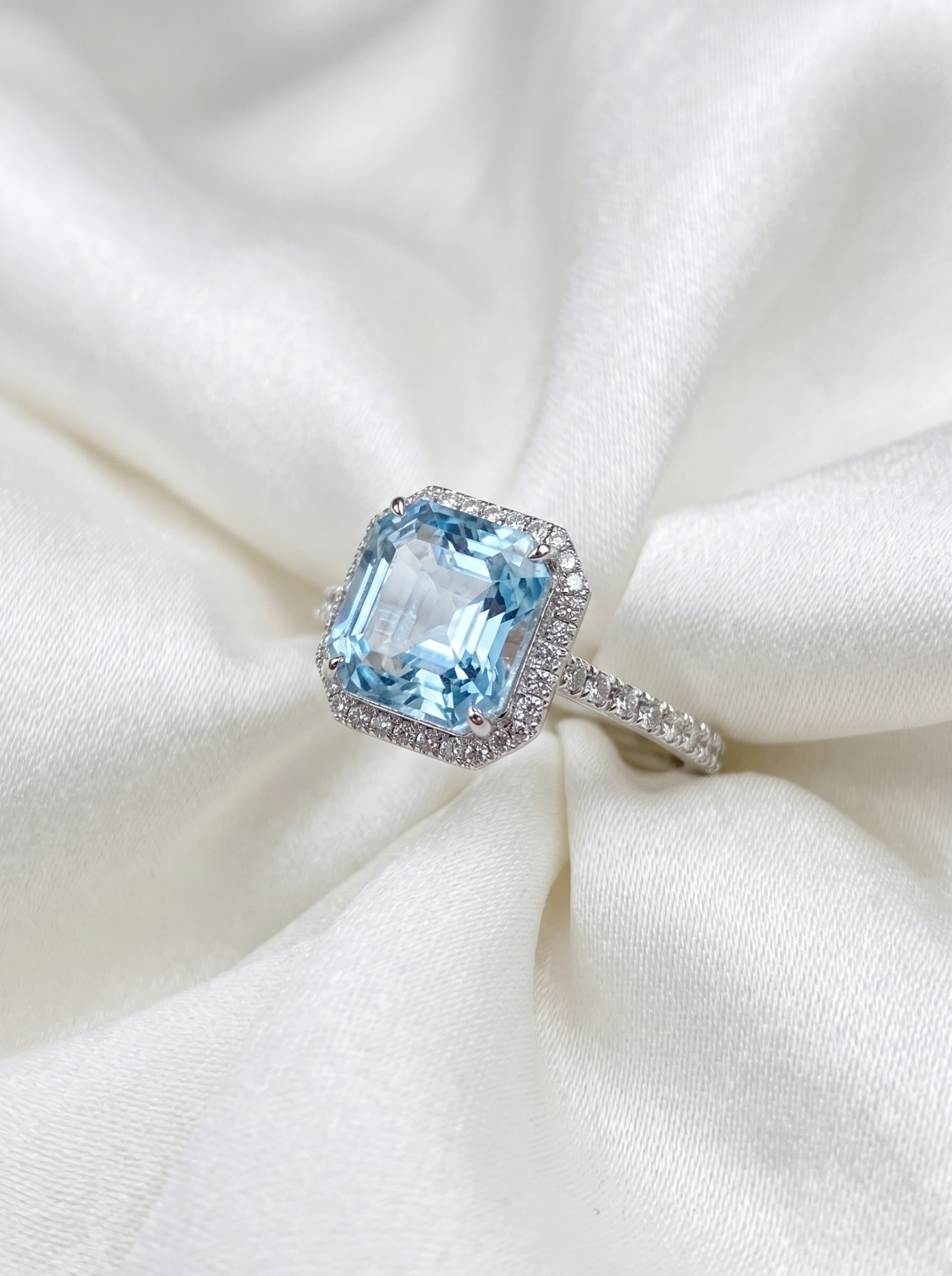 18k White Gold Sapphire Frame Ring