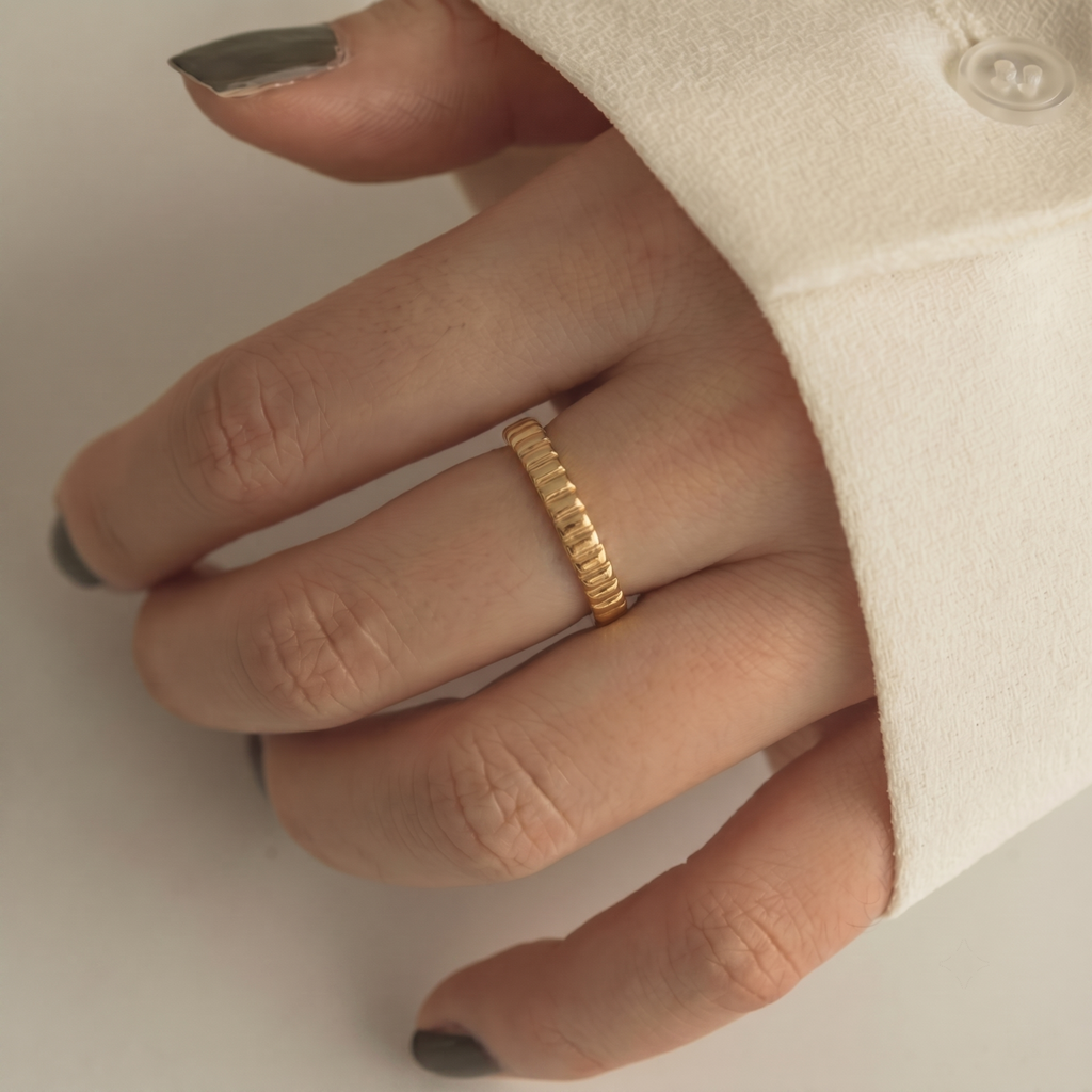 18k Gold Linear Ridge Ring