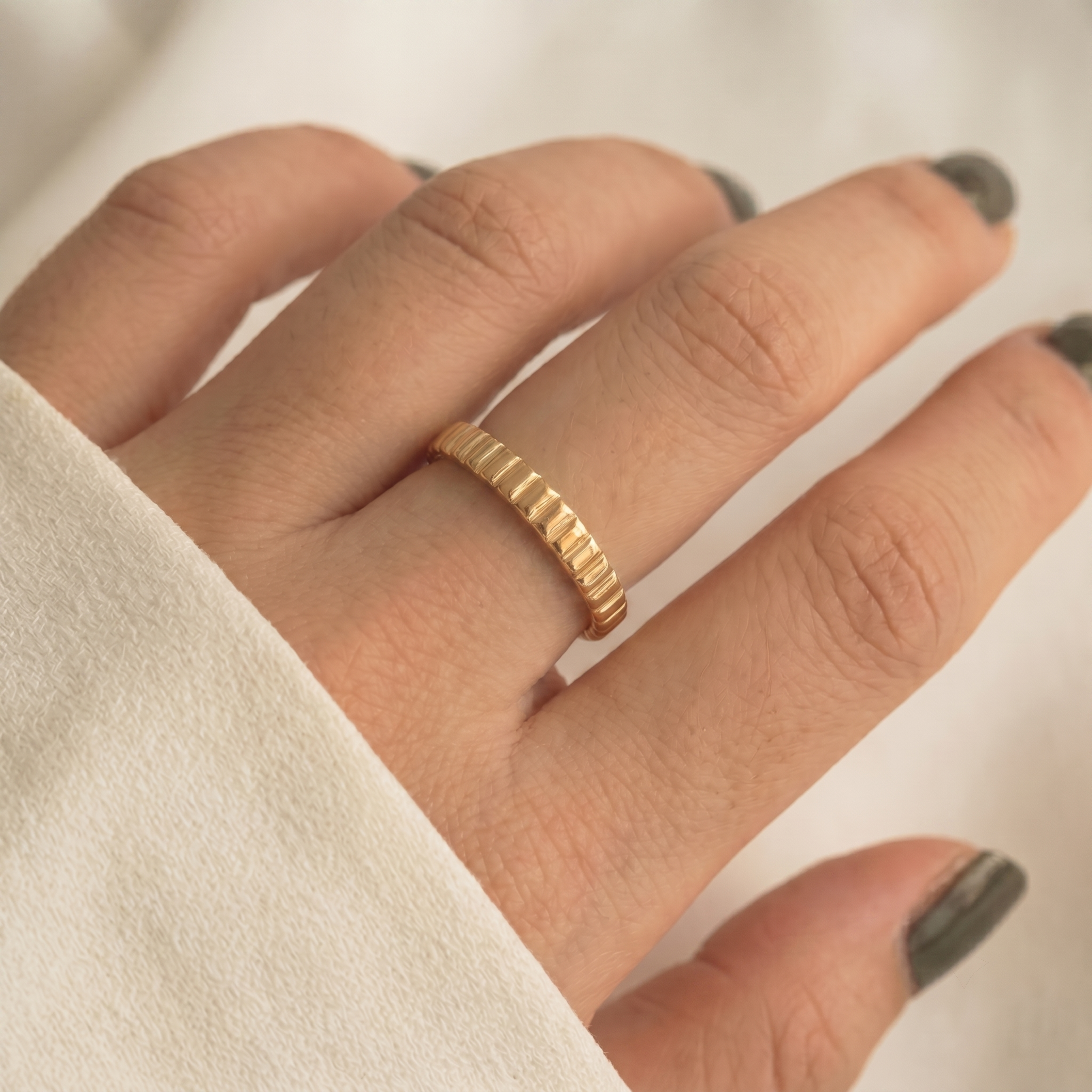 18k Gold Linear Ridge Ring